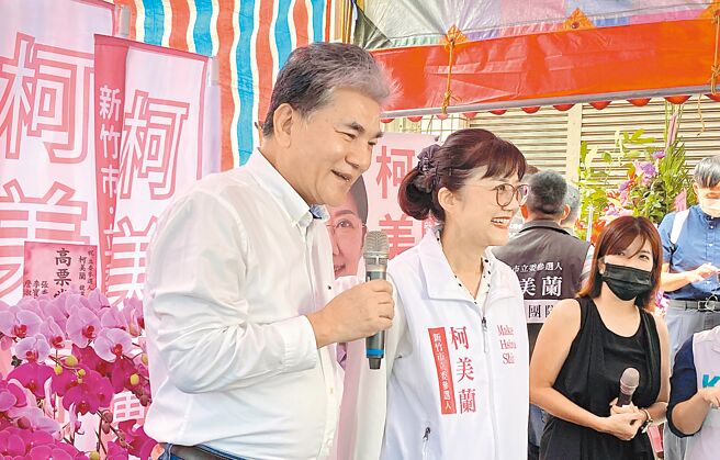 以無黨籍參選新竹市立委的民眾黨主席柯文哲胞妹柯美蘭（左二）11日成立競選總部，前內政部長李鴻源（左一）前來助選，他警告2024年的立法院不能再讓民進黨過半，不能再讓一黨獨大，否則台灣會陷入很大的災難。（陳育賢攝）