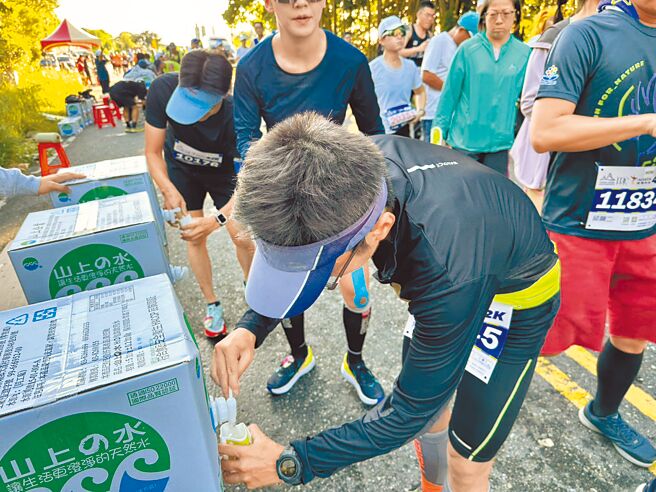 太鲁阁马拉松今年赛事多项缺失挨批，无水可喝更夸张，主办单位花莲县马拉松路跑协会检讨后，会取消箱水供水模式，改回纸杯装水，拿了就走，不用停留，并机动性立即补给。（花莲县政府提供／王志伟花莲传真）