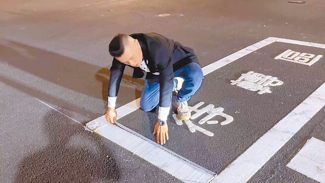 台中市大里區環中東路七段機車待轉格過於狹窄，根本無法停下整輛機車。（台中市議員江和樹提供／潘虹恩台中傳真）