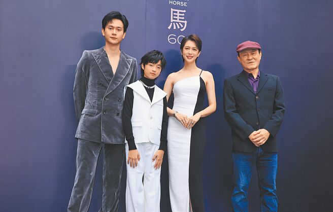 劉冠廷（左起）、白潤音、劉奕兒、陳慕義11日盛裝出席《老狐狸》金馬影展首映。（羅永銘攝）