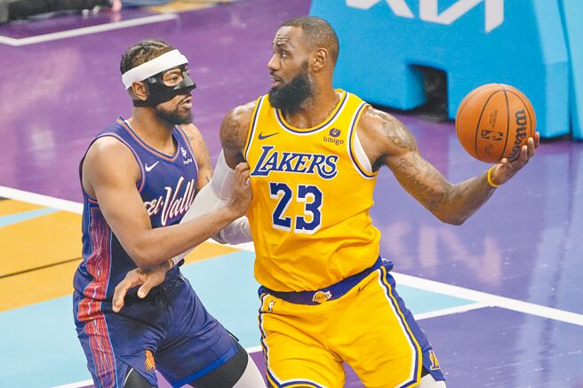 「小皇帝」詹姆斯（右）虽创下生涯总失误5000次纪录，仍以双十表现助湖人射落太阳。（路透）