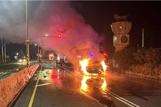 屏东暗夜3车连环撞 小客车全面燃烧！驾驶惊逃