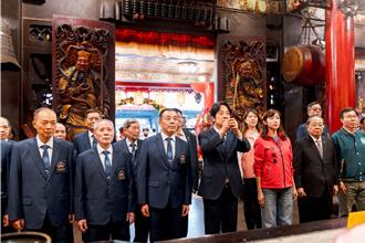 合體「松信雞排妹」 賴清德讚她個性溫暖、深耕基層