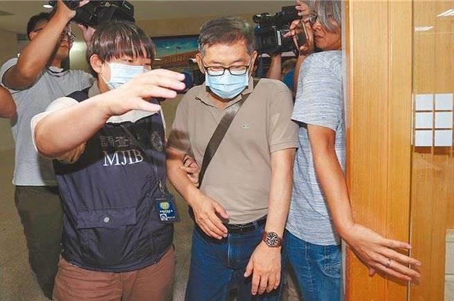 台北市調查處前調查專員郭詩晃（圖右二）遭檢方起訴，涉嫌在偵辦時透過知名建商、有富集團總裁洪村騫當白手套，收受潤寅負責人王音之500萬元賄賂（本報資料照片）