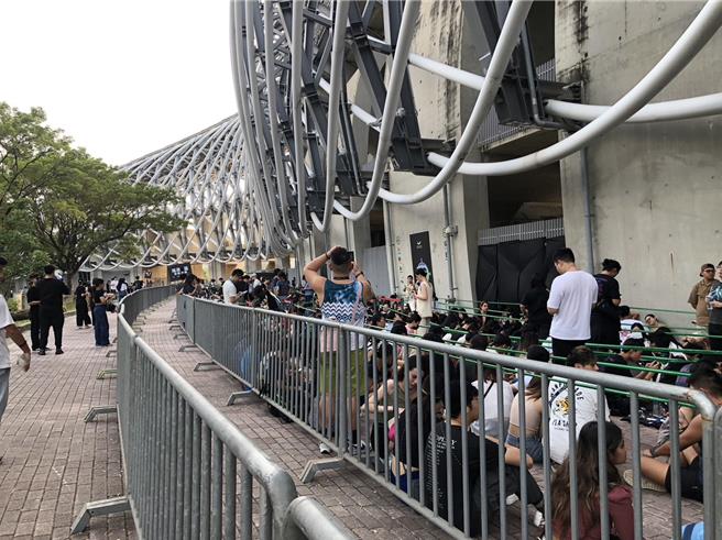 COLDPLAY 酷玩乐团演唱会于11月11、12日在高雄市左营区世运主场馆登场，图为演唱会前民眾排队等候进场情形。（民眾提供／林瑞益高雄传真）