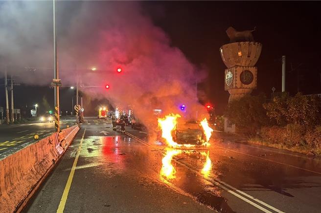 枋寮警分局12日深夜11时17分许接获民眾通报表是，台1线南势路口北上路段发生连环车祸，造成3人受伤，所幸皆无生命危险。(警方提供／林和生屏东传真)