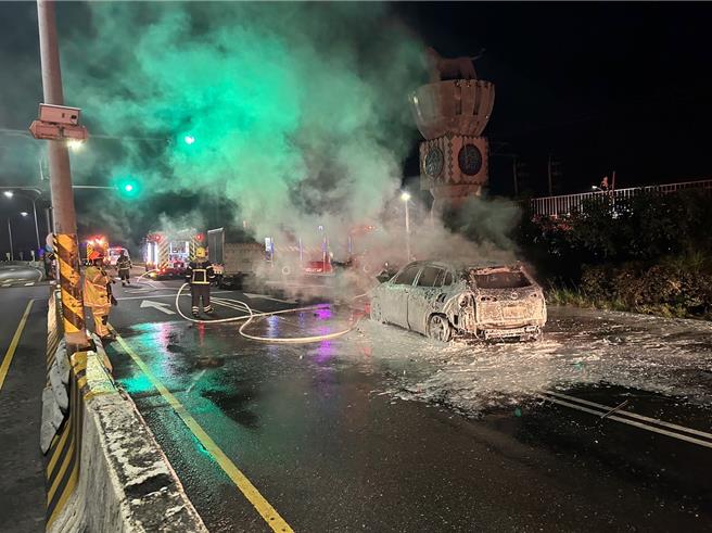 枋寮警分局12日深夜11时17分许接获民眾通报表是，台1线南势路口北上路段发生连环车祸，造成3人受伤，所幸皆无生命危险。(警方提供／林和生屏东传真)