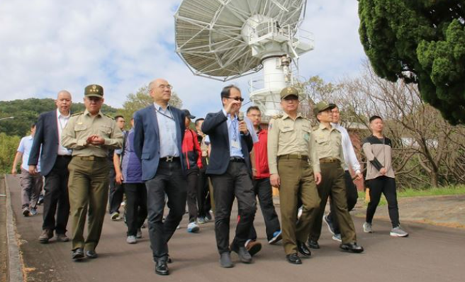 宪兵指挥官周广齐为此特地前往中华电信卫星通信中心，听取单位简报介绍，共同研讨关键基础设施防护作为。(青年日报提供)