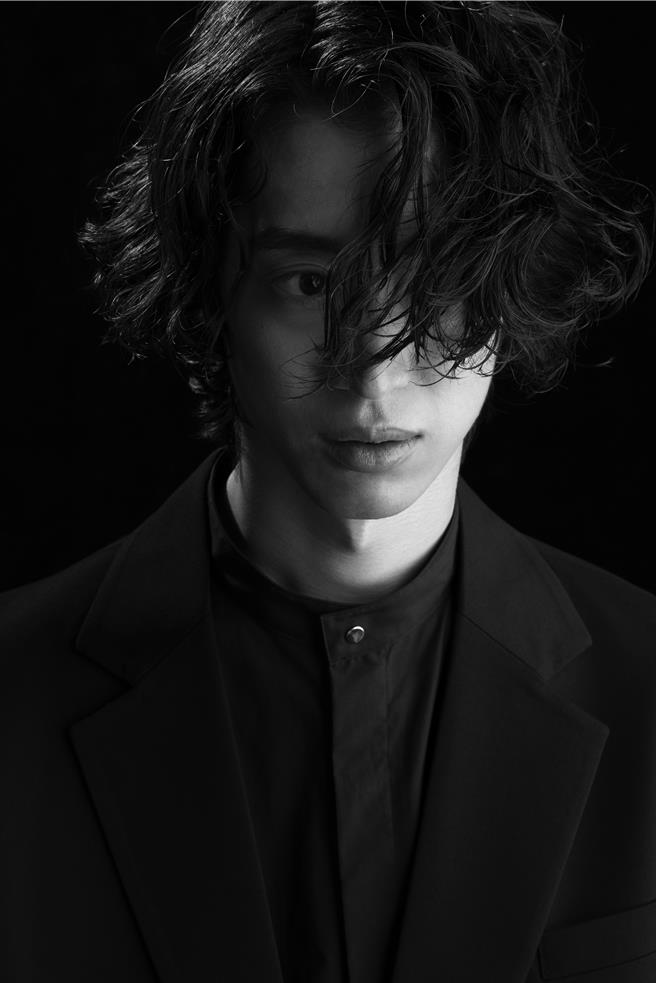 日本钢琴界备受瞩目超级新星角野隼斗（Hayato Sumino），将于今年11月25日、26日再度访台，唯一专场演出选在四季如夏的屏东，带来钢琴独奏会《Reimagine》。(屏县府提供／林和生屏东传真)