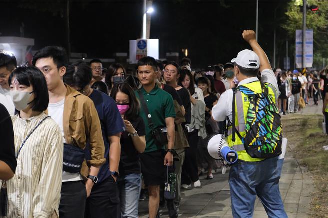 Coldplay两天演唱会在12日结束，单日最高8万6505涌入世运主场馆再破纪录，并在88分钟内完成疏运。（交通局提供／任义宇高雄传真）