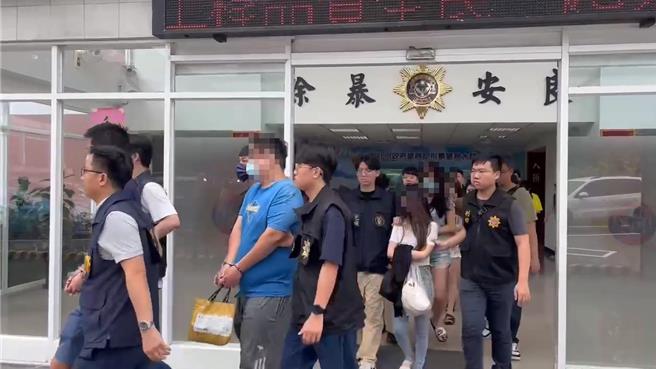 刑事局中部打击犯罪中心13日表示，破获庞大博弈网站「玖天娱乐城」集团，以条龙的方式经营方式， 2023年经手赌金已高达9亿元，警检逮捕徐姓主嫌等42人，依赌博等罪移送法办。（中打提供／陈淑芬台中传真）