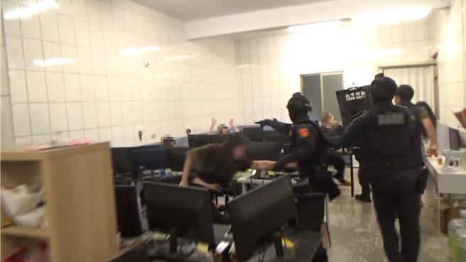 刑事局中部打击犯罪中心13日表示，破获庞大博弈网站「玖天娱乐城」集团，以条龙的方式经营方式， 2023年经手赌金已高达9亿元，警检逮捕徐姓主嫌等42人，依赌博等罪移送法办。（中打提供／陈淑芬台中传真）