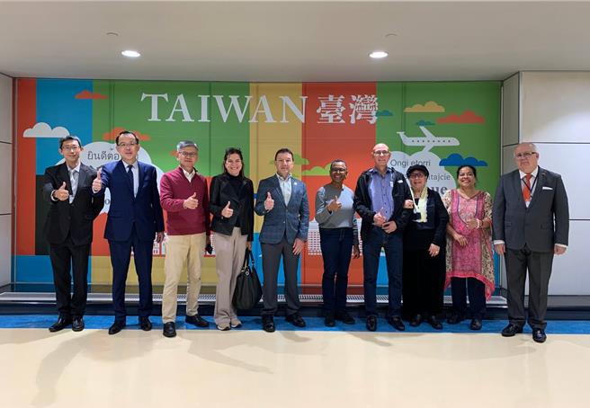 我友邦驻联合国常任代表团由我驻纽约办事处代表李光章（左三）陪同13日抵台，巴拉圭驻台大使费卡洛（右一）也赴机场接机。(外交部提供)