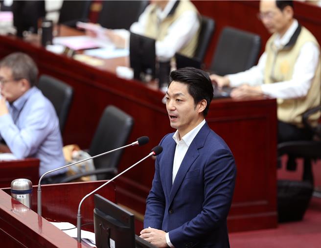 台北市长蒋万安（见图）13日赴议会针对「基泰大直案、都更及社宅政策、道路坍塌因应作为、大巨蛋开发等相关市政施政案件进行专案报告。（陈怡诚摄）