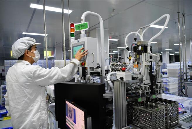 大陆国家发展改革委民营经济发展局局长魏东表示，民营经济发展局是「民企的娘家人，是自己人。」（摘自新华社）