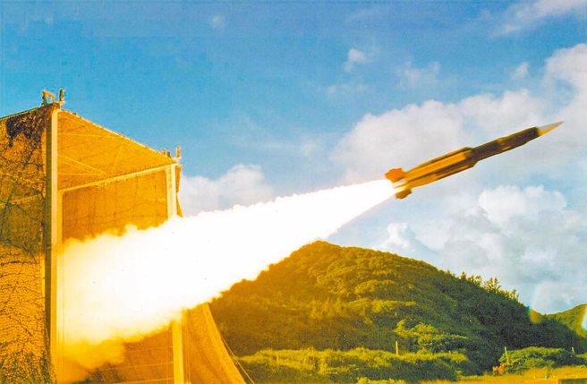 射程2000公里可达北京 ，擎天极音速巡弋飞弹传已交空军部署，图为与擎天飞弹使用相同衝压引擎的三飞弹发射示意图。(中时资料库)