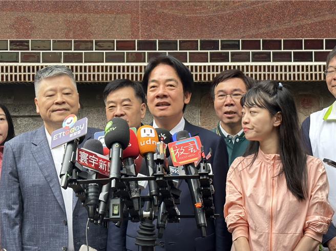 民進黨總統參選人賴清德13日上午赴內湖碧山巖開漳聖王廟禮斗法會參香祈福暨吃湯圓。（黃婉婷攝）