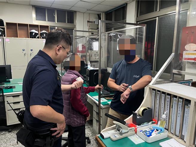 台中86岁张姓老妇日前晚间10点多想念起爱孙，独自出门却迷途2小时，所幸巡逻员警发现，先将张妇带回派出所休息，顺利连络上张妇家属接回。（民眾提供／潘虹恩台中传真）