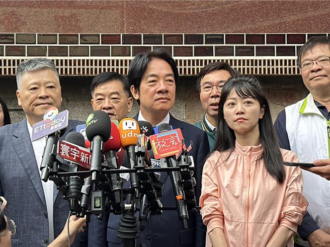 民進黨總統參選人賴清德13日上午赴內湖碧山巖開漳聖王廟禮斗法會參香祈福暨吃湯圓。（黃婉婷攝）