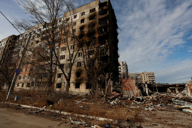 泽伦斯基担忧俄军将针对能源设施进行打击，并称军队预期东部战区将遭受攻击。图为过去一天遭攻击的乌东阿夫迪夫卡镇。（图／路透社）
