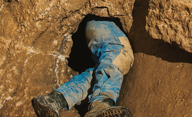 窃贼得手后却卡在天花板动弹不得，吓得当场尿裤子。（示意图／达志影像）