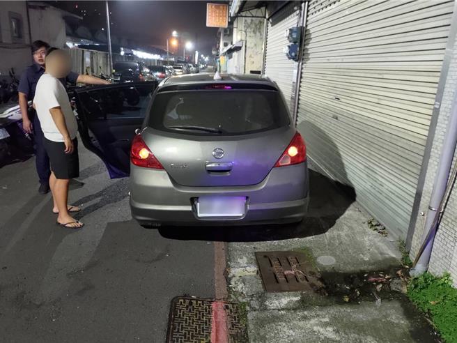 三民区一辆小客车深夜怠速停路边引起警方注意，上前拦查发现车上有91包共444.2公克安非他命。（警方提供／任义宇高雄报导）