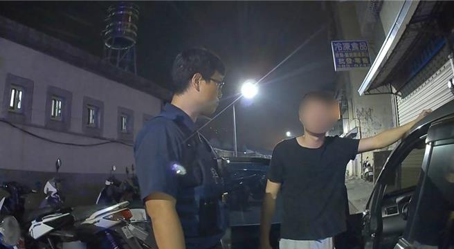 警方询问车上是否有毒品，杨男一开始极力否认，但警方坚定态度让杨男坦承「都我的」，被依违反毒品危害防制条例移送侦办。（警方提供／任义宇高雄报导）