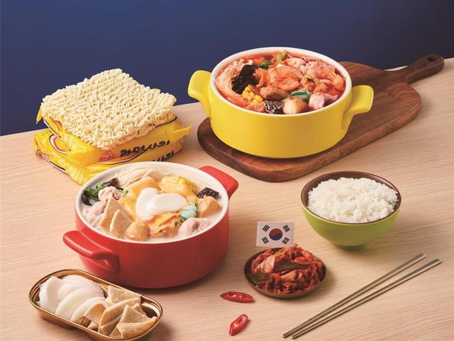 搶「冬季戀鍋」商機，「12 MINI 快煮鍋」即日起推出「歐巴泡菜鍋」和「韓妞起司牛奶鍋」，單點鍋物220元。11月底前消費任一款，就送限量韓國泡菜一包。圖／王品集團提供