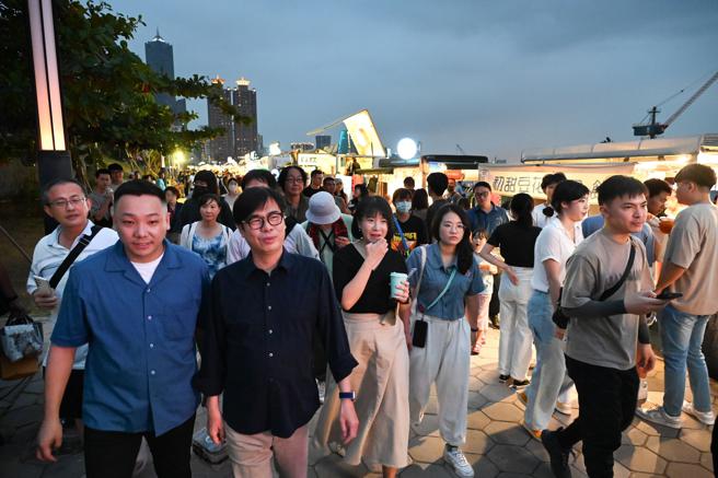 高雄市长陈其迈（前排右）与青年局长张以理(前排左)开逛人潮爆满的城市屿浪市集。（图／高雄市青年局）