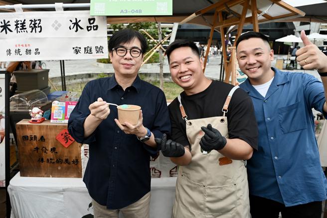 市长陈其迈（左）与青年局长张以理（右）以台语点餐换得「家庭号传统甜品」市集限定的蓝色粉粿冰。（图／高雄市青年局）
