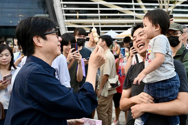高雄市长陈其迈逛市集与民眾热情互动，被不少网友惊喜捕捉。（图／高雄市青年局）

