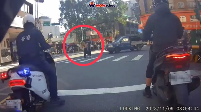 行人交通号志刚由绿转红时，2名女路人为图方便不惜硬闯红灯，却遭员警逮个正着。（图 / 翻摄 WoWtchout 地图型行车影像分享平台）