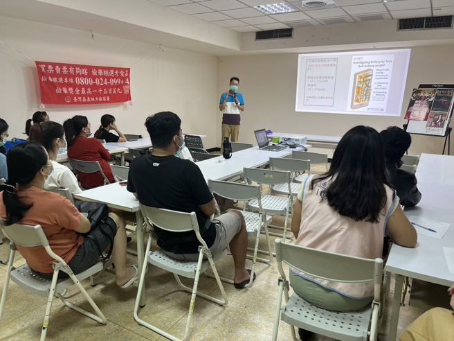 嘉義地檢署張耀中觀護人向新住民宣導反賄選觀念。（移民署南區事務大隊嘉義縣服務站提供）