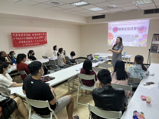 講師黃敏菁與新住民家庭分享跨國婚姻家庭的經營祕訣。（移民署南區事務大隊嘉義縣服務站提供）