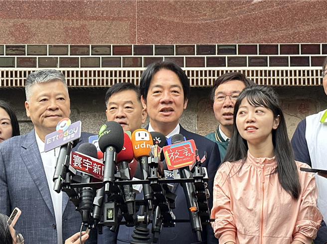 民进党总统参选人赖清德13日上午赴内湖碧山巖开漳圣王庙礼斗法会参香祈福暨吃汤圆。（黄婉婷摄）