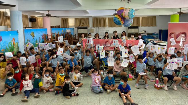 iROO一起美学感恩活动列车于月初启动，到偏乡小学推广美感课程，让学童为妈妈设计服装。（图／iROO公司）