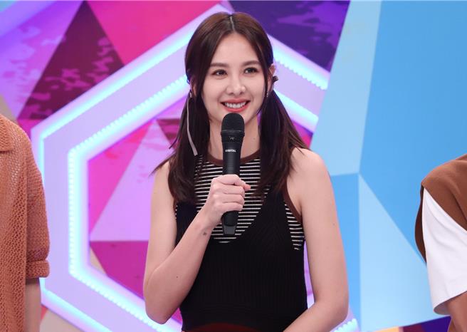 安心亚受不了男生一直照镜子。（中天综合台提供）