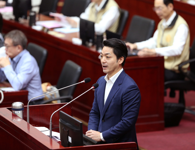 臺北市长蒋万安（见图）13日赴议会针对「基泰大直案、都更及社宅政策、道路坍塌因应作为、大巨蛋开发等相关市政施政案件进行专案报告。（陈怡诚摄）
