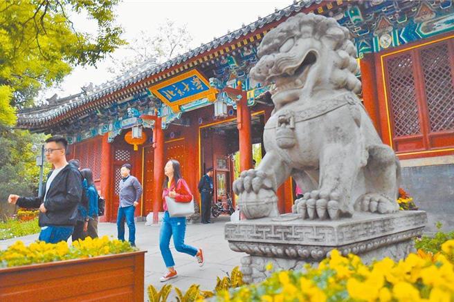 缅北电诈头目明学昌遭到大陆公安部门正式通缉，却惊传其孙子今年入读北京大学，这让北大紧急辟谣强调消息不实。（新华社）