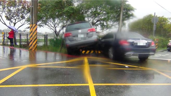 福斯车与宾士车相撞并交迭在一起。（警方提供／吴佩蓉宜兰传真）