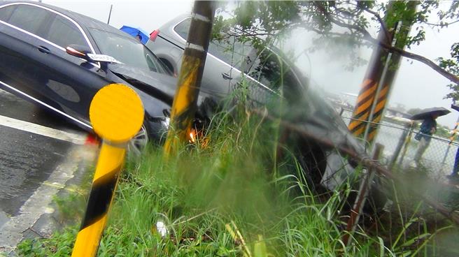 福斯车与宾士车相撞并交迭在一起。（警方提供／吴佩蓉宜兰传真）