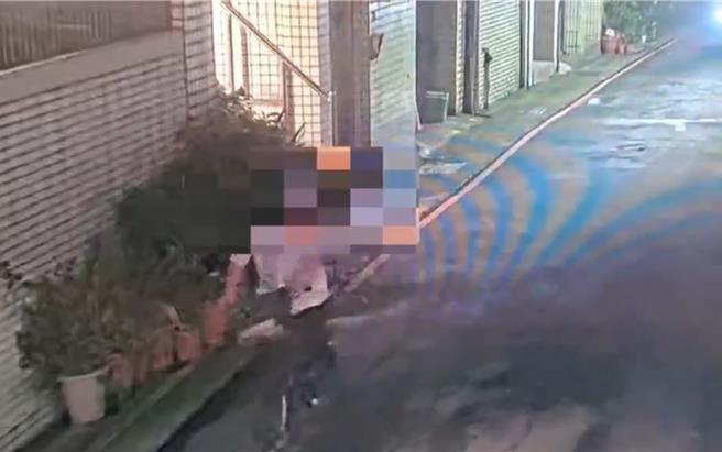 65歲于姓行竊得手後騎腳踏車逃逸。（翻攝畫面）