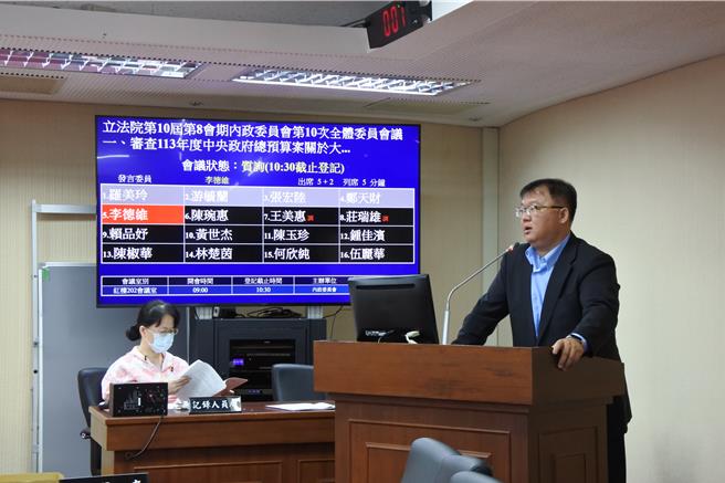 国民党立委李德维质询问及，交通部和陆委会说法不同，到底哪个才对？（朱绍圣摄）