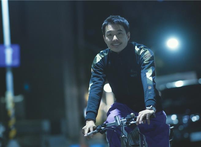 《不够善良的我们》邀请到四分卫阿山客串唱歌的路人。（公视、MyVideo提供）