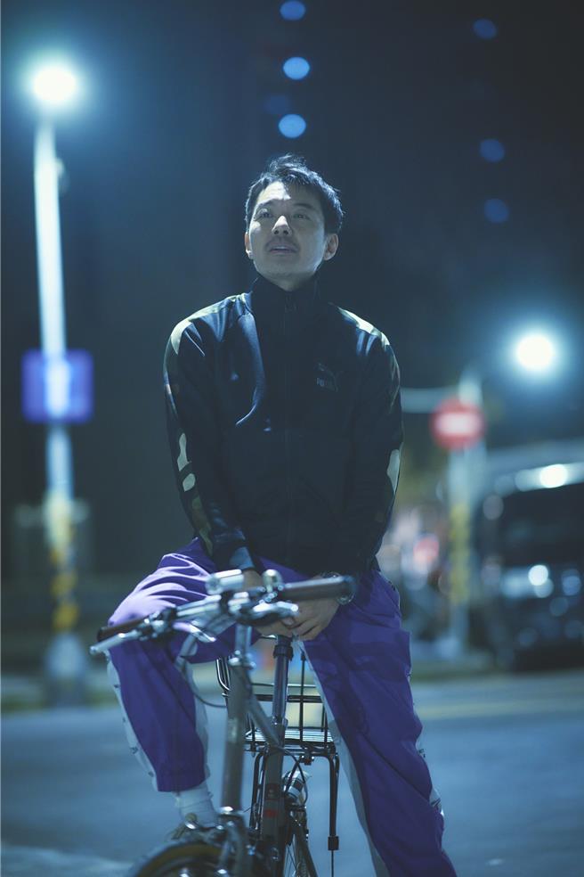 《不够善良的我们》邀请到四分卫阿山客串唱歌的路人。（公视、MyVideo提供）