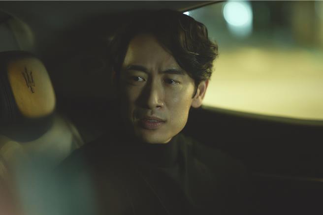 路斯明饰演魅力熟男。（公视、MyVideo提供）