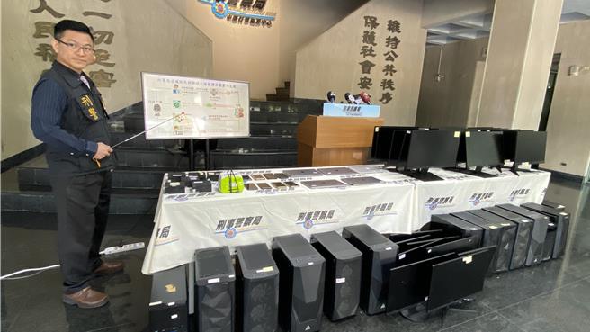 刑事局中部打击犯罪中心破获庞大博弈网站「玖天娱乐城」犯罪集团。警方13日表示，犯罪集团分设4大机房以一条龙服方式经营，逮捕徐姓主嫌等42人，依赌博等罪移送法办。（陈淑芬摄）
