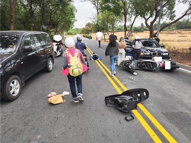 金门县许姓男子开车行经湖埔路过L型弯路时，疑因失速逆向直接衝撞2辆机车。（民眾提供）