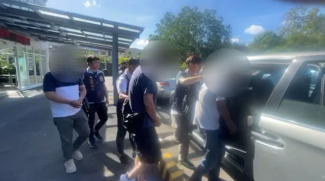 警方于机场将陈嫌逮捕归案，讯后全案依诈欺罪嫌将涉案人等移送侦办。（图 / 刘咏韵翻摄）