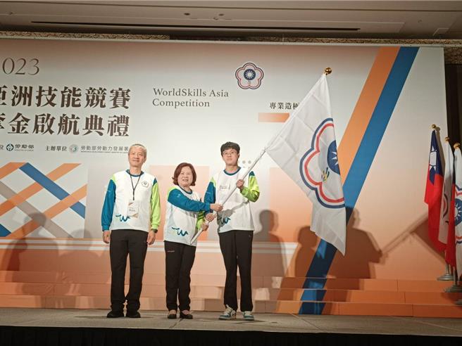 劳动部长许铭春(中)今日参加2023亚洲技能竞赛夺金启航典礼，左为劳动部劳动力发展署署长蔡孟良，右为国手代表队长薛弘祥(简立欣摄)